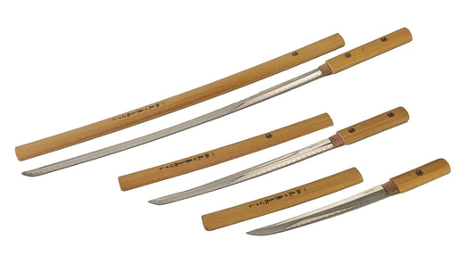 Schwertkollektion mit scharfer Stahlklinge und heller Holzscheide