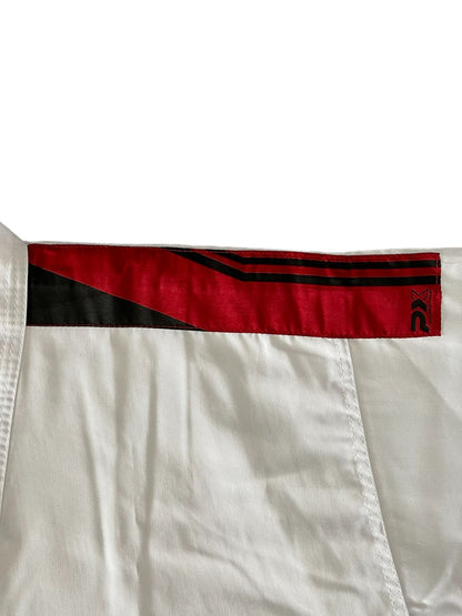 Taekwondo Dobok Basic V-Revers weiß mit Schulterstreifen schwarz-rot - SET (Schlupfjacke, Hose, weißer Gürtel)